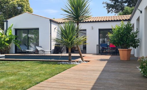 House in Périgny, Nouvelle-Aquitaine, France 1