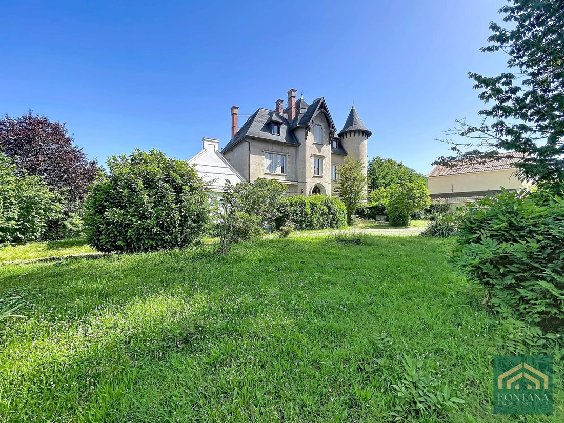 Estate in Thiers, Auvergne-Rhône-Alpes, France 1 - 18323685