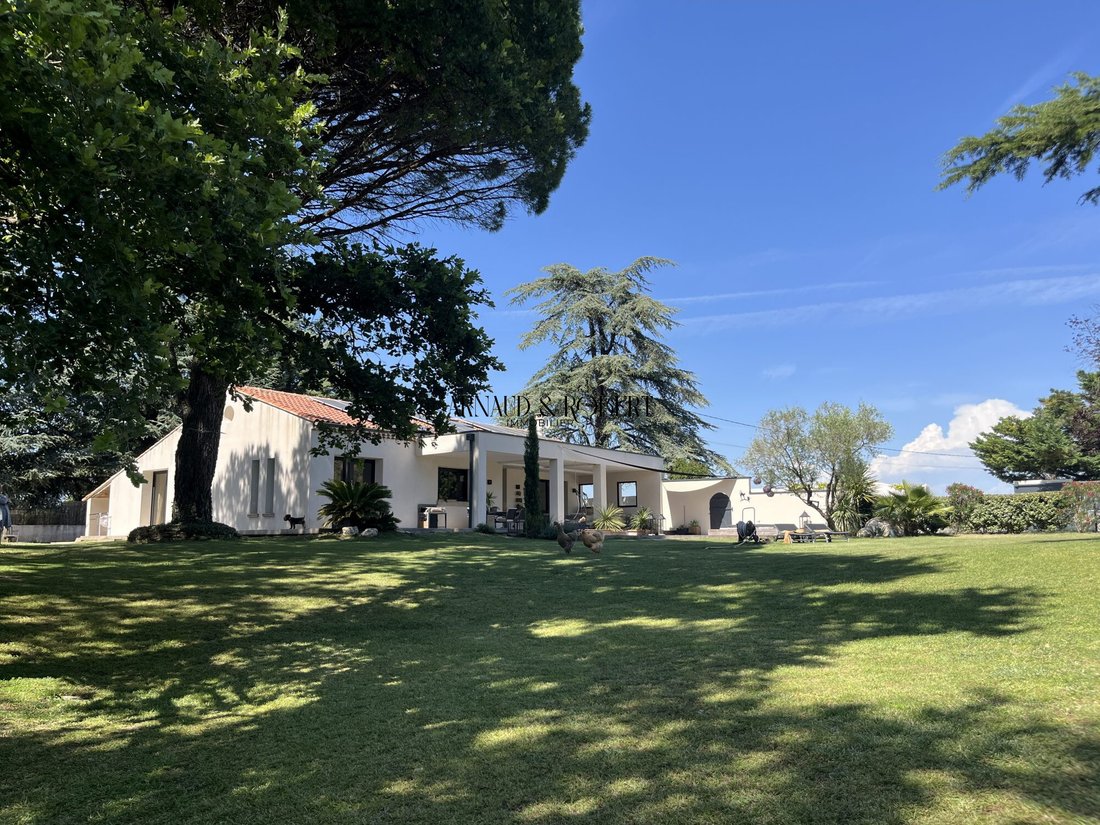 Villa in Allan, Auvergne-Rhône-Alpes, France 1 - 18323643