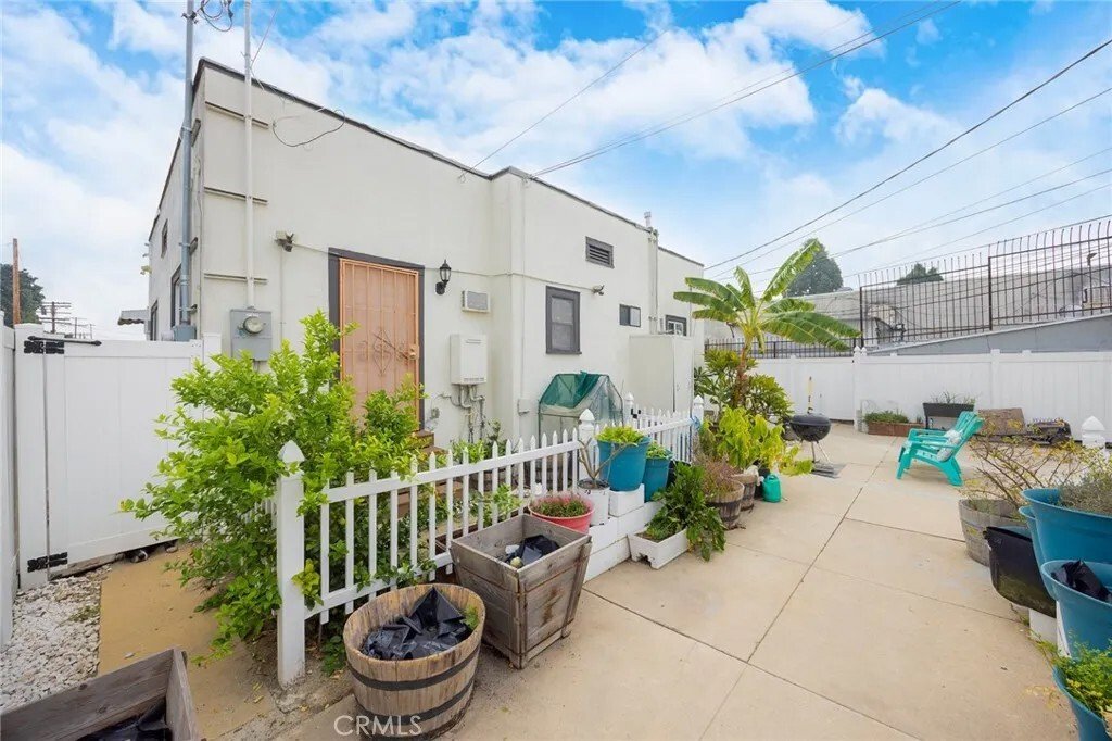 Los Angeles, California, United States 3 - 18324445