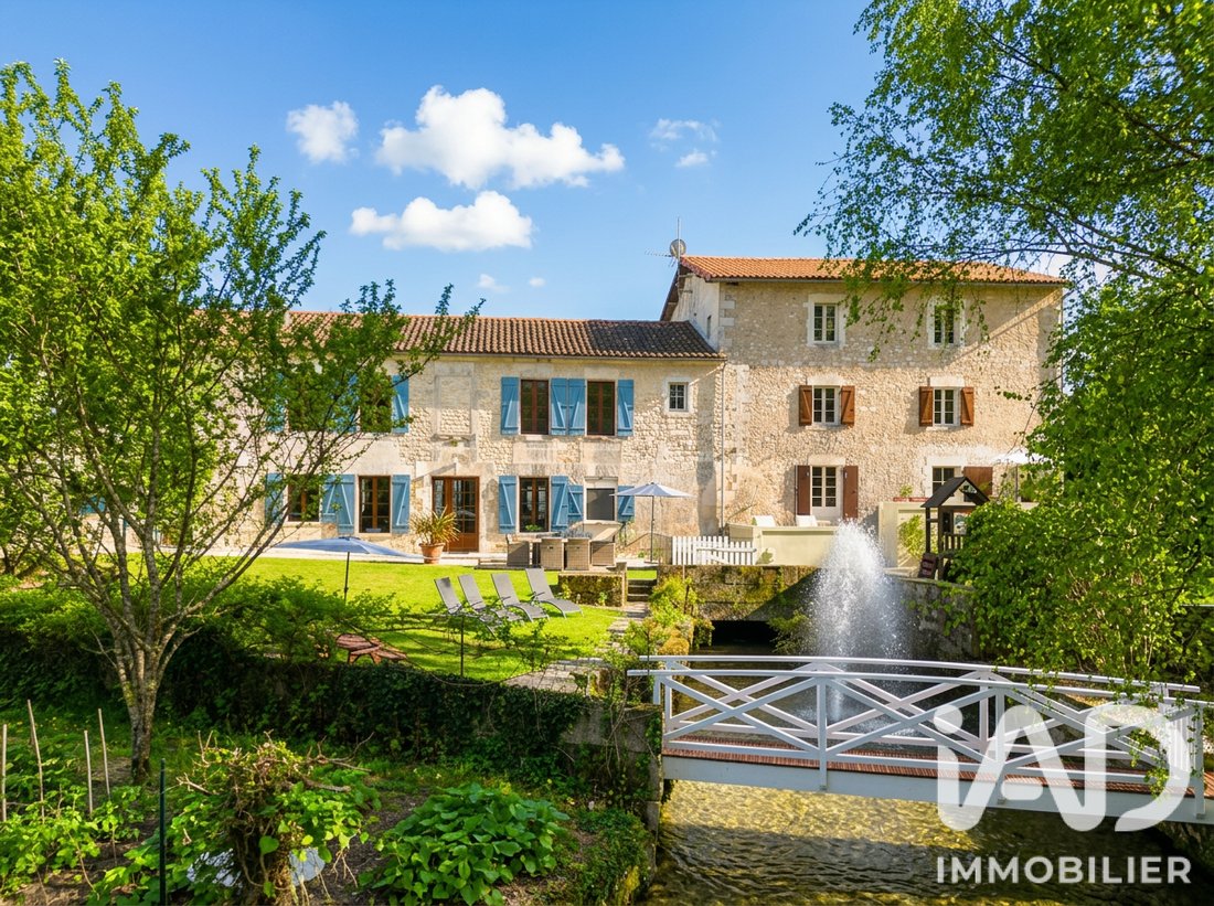 House in Bourg-Charente, Nouvelle-Aquitaine, France 1 - 18283424