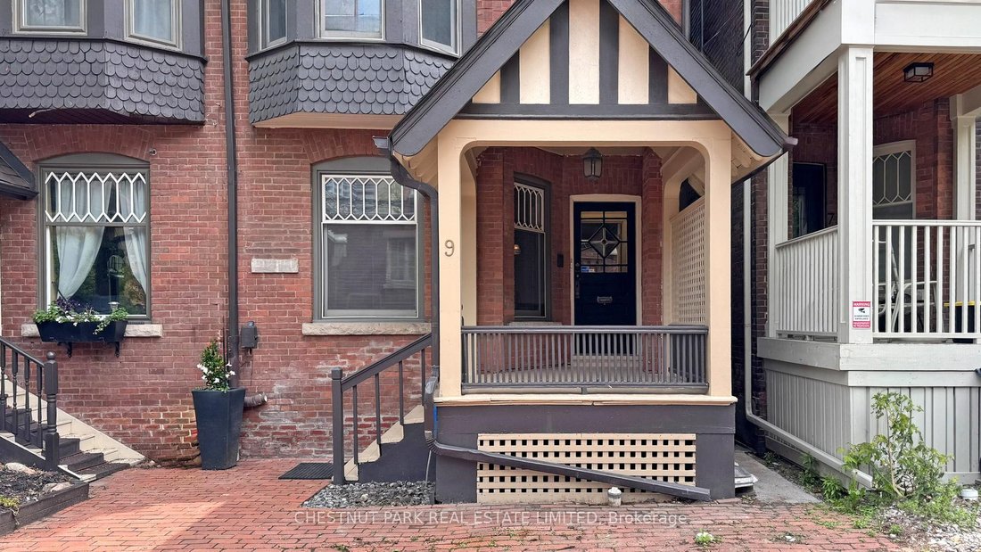 Toronto, Ontario, Canada 2 - 18325698
