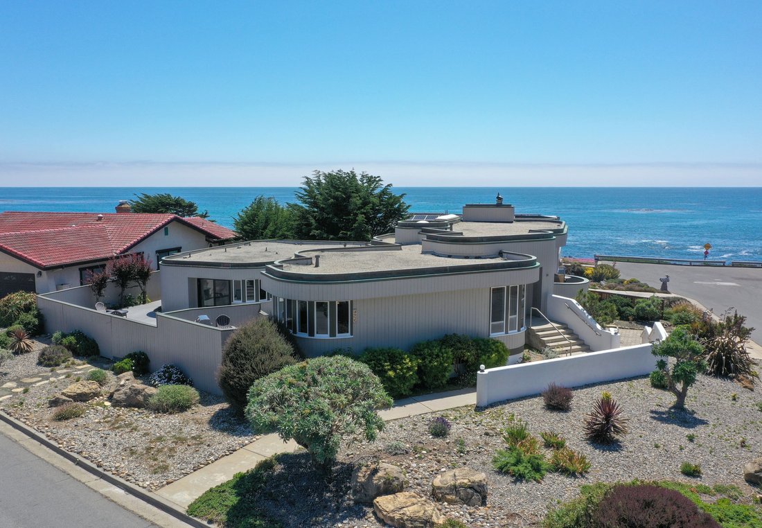 Cambria, California, United States 1 - 18325391