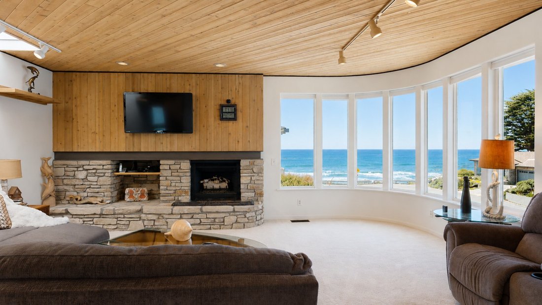 Cambria, California, United States 3 - 18325391