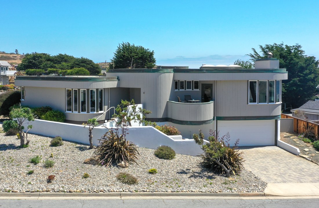 Cambria, California, United States 5 - 18325391