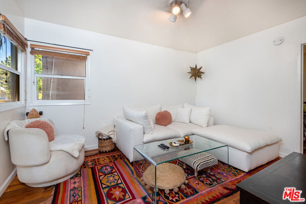 Los Angeles, California, United States 5 - 18327162