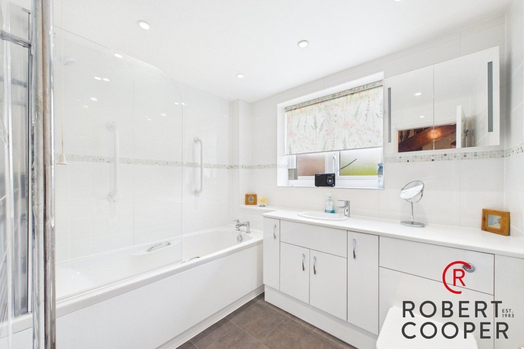 Apartment in Pinnerwood Park, Hillingdon, England 4 - 18326710