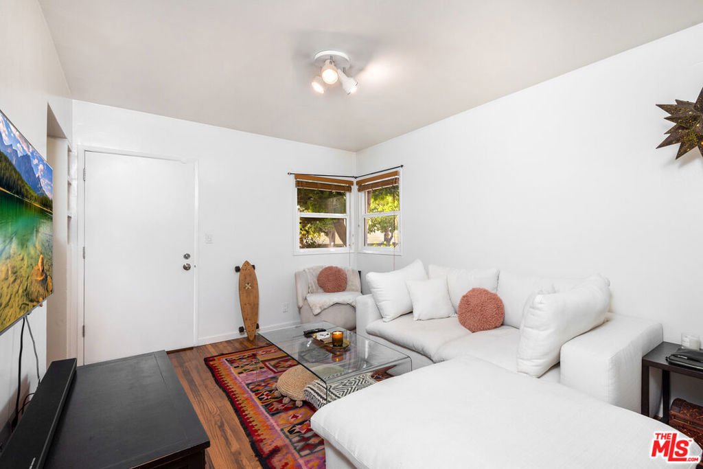 Los Angeles, California, United States 2 - 18327162