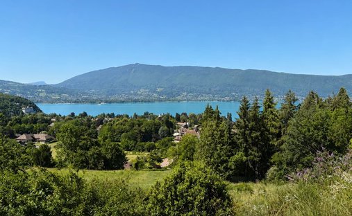 Land in Menthon-Saint-Bernard, Auvergne-Rhone-Alpen, Frankreich 1