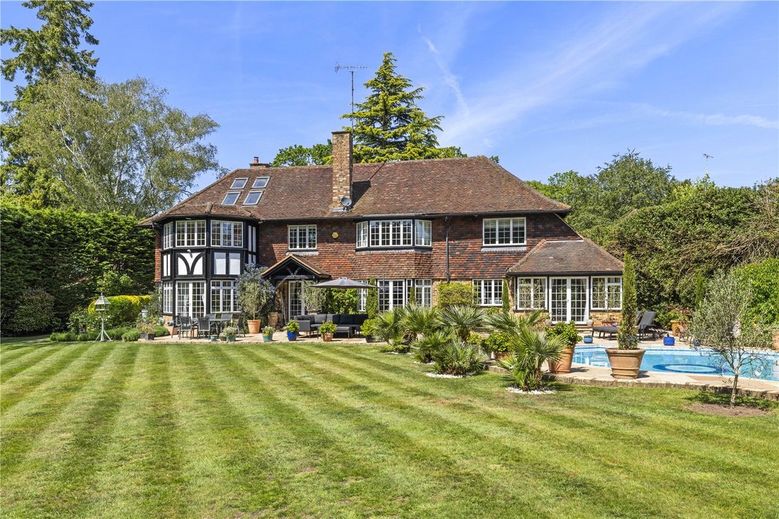House in Fairmile, Elmbridge, England 2 - 18331024