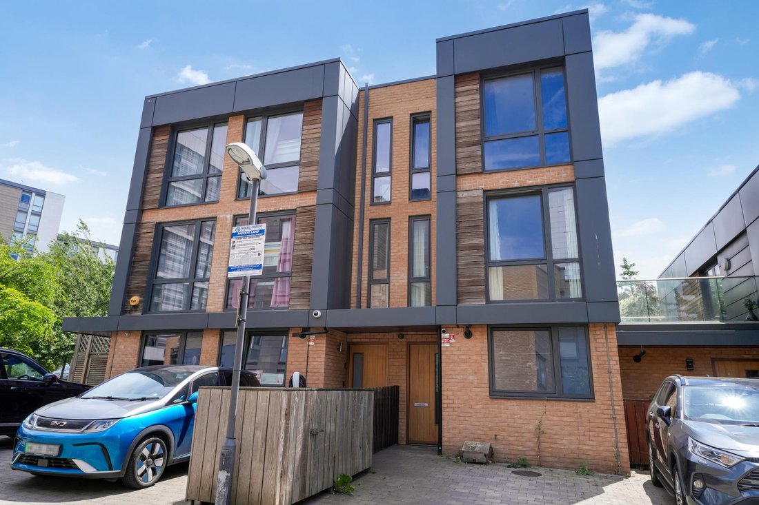 Townhouse in Little Ealing, Hounslow, England 1 - 18329233