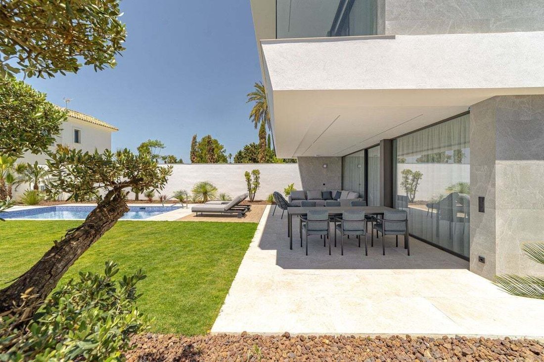 Villa in San Pedro de Alcantara, Andalusia, Spain 2 - 15525836