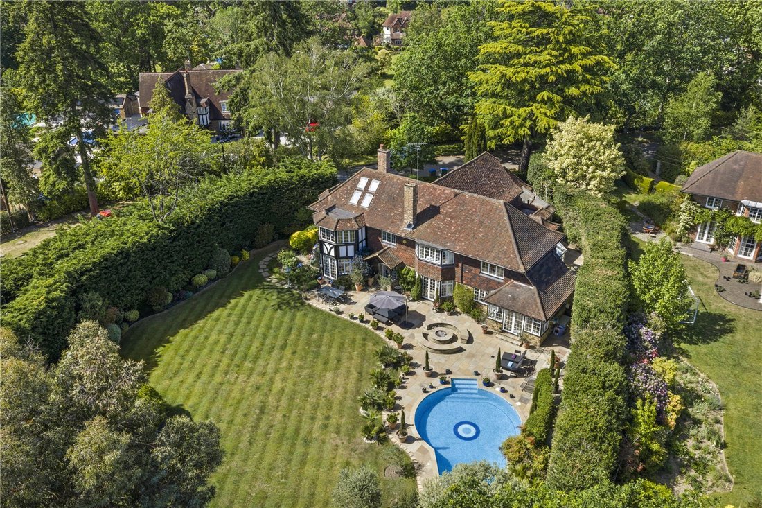 House in Fairmile, Elmbridge, England 1 - 18331024