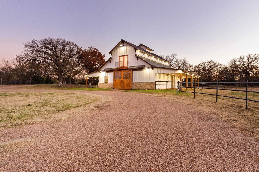 House in Cleburne, Texas, United States 3 - 17585672