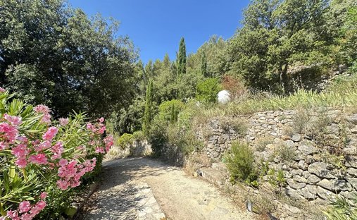 Estate in Cuges-les-Pins, Provence-Alpes-Côte d'Azur, France 1