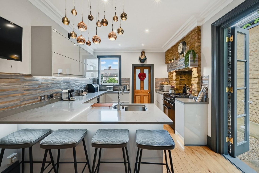 House in London Borough of Sutton, England 4 - 18326847
