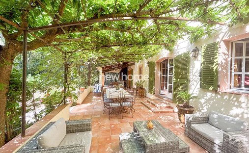 House in Ouest, Lorgues, France 1