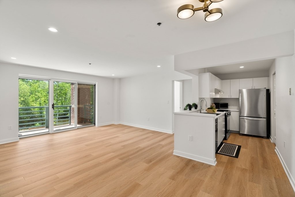 Condo in Woburn, Massachusetts, United States 5 - 18275454