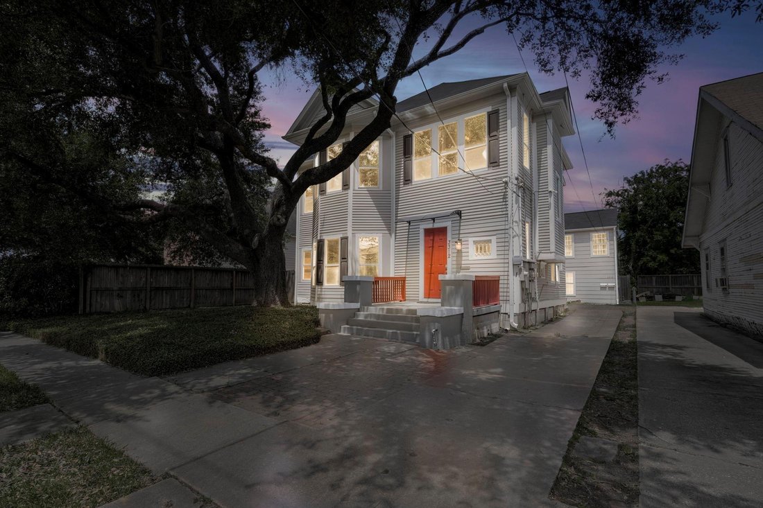 Houston, Texas, United States 1 - 18327633