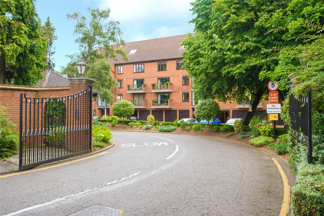 Apartment in Pinnerwood Park, Hillingdon, England 1 - 18326710