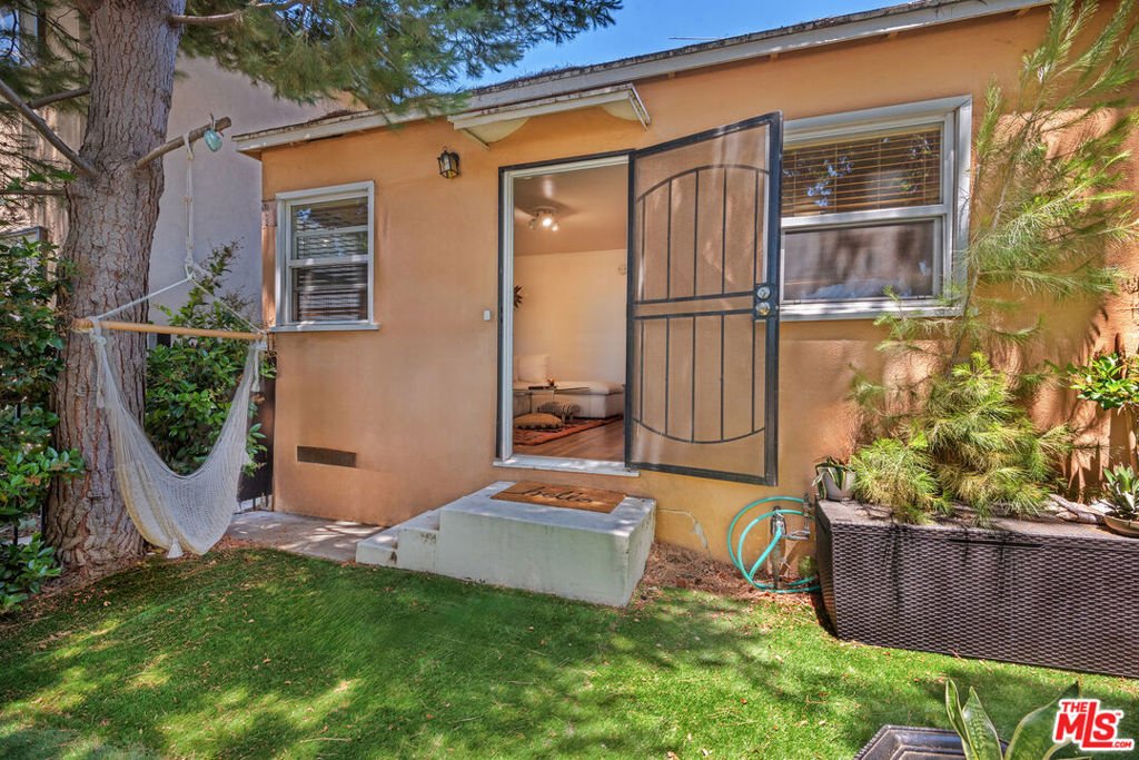 Los Angeles, California, United States 1 - 18327162