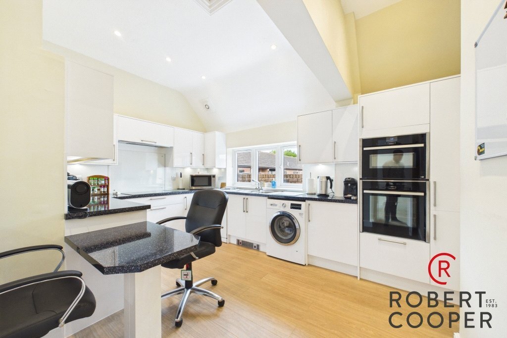 Apartment in Pinnerwood Park, Hillingdon, England 3 - 18326710