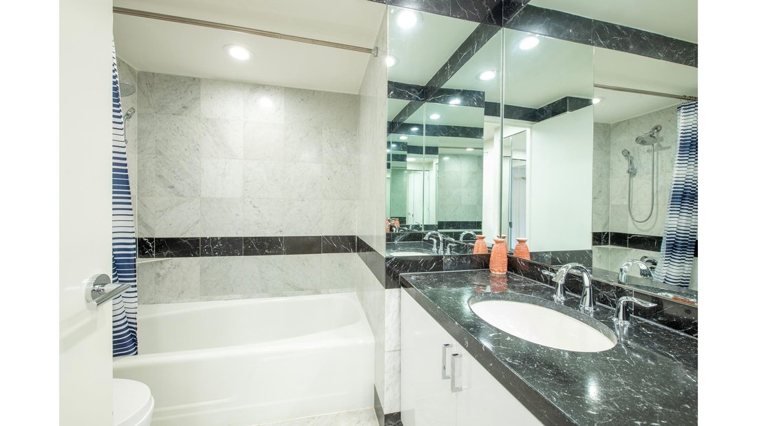 New York, New York, United States 4 - 18331706