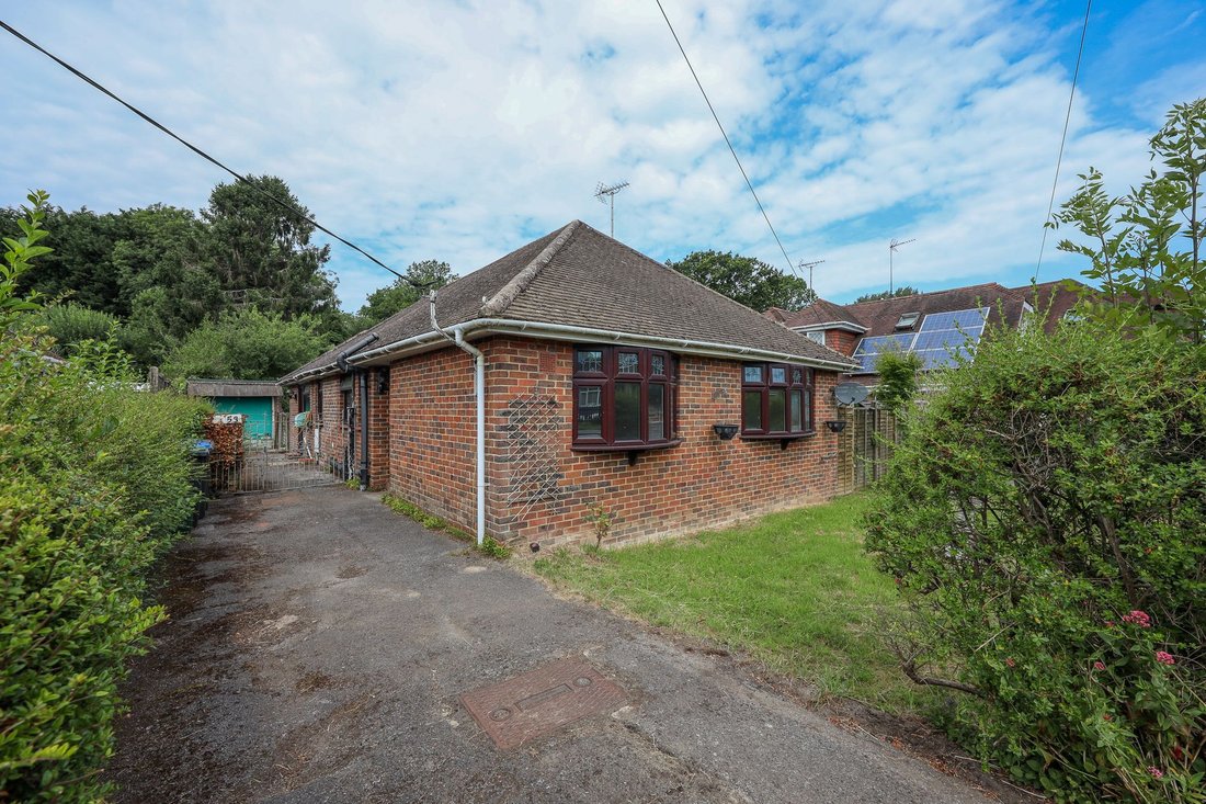 Bungalow in Burgess Hill, England 1 - 18328051