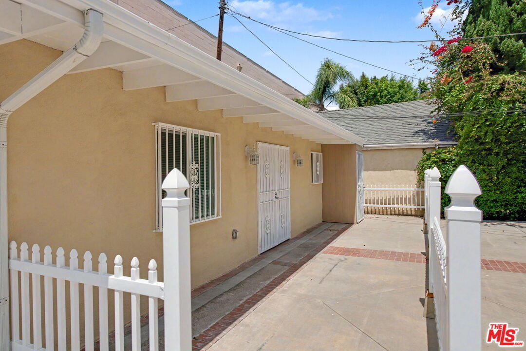 Los Angeles, California, United States 3 - 18331700