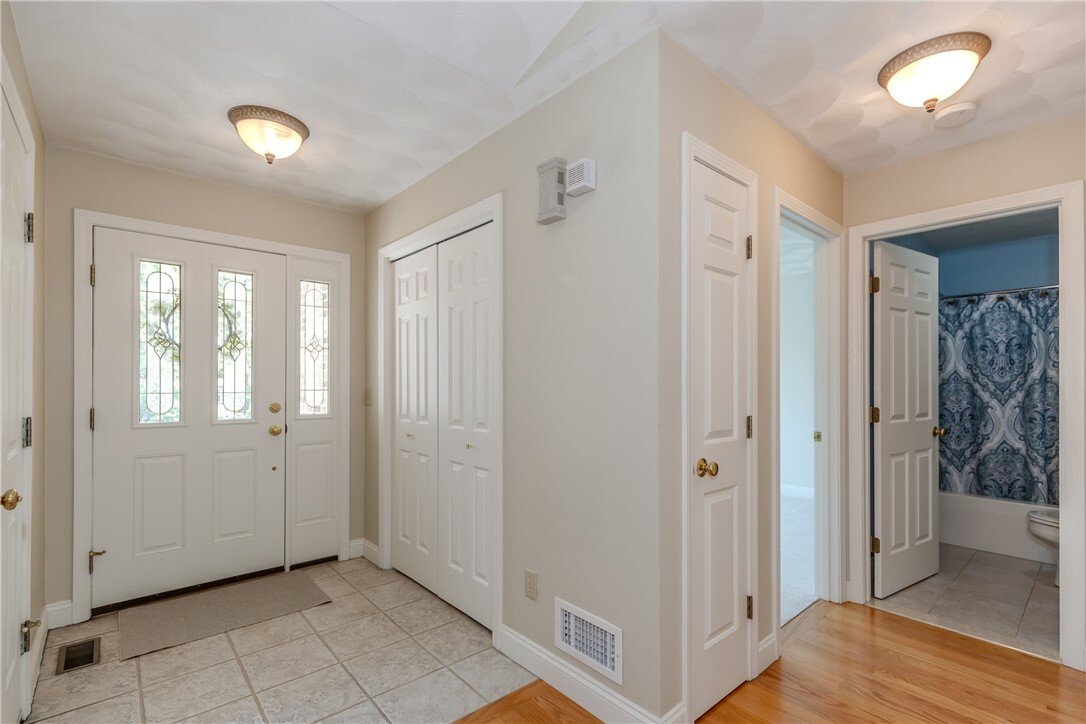 Condo in Cranston, Rhode Island, United States 3 - 18326757