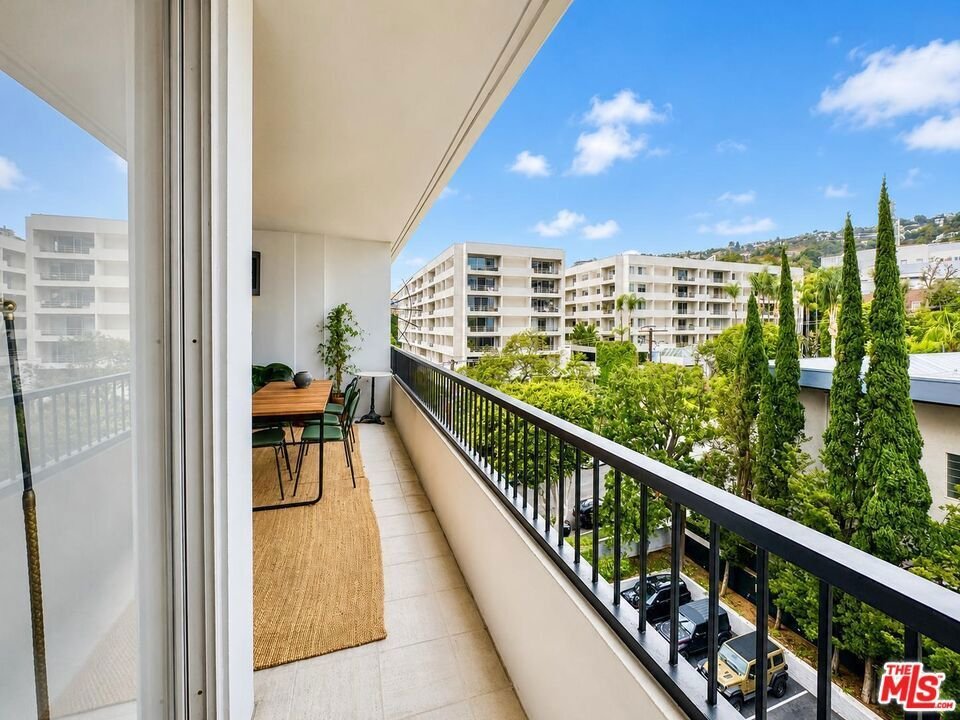 Condo in Los Angeles, California, United States 2 - 18329627