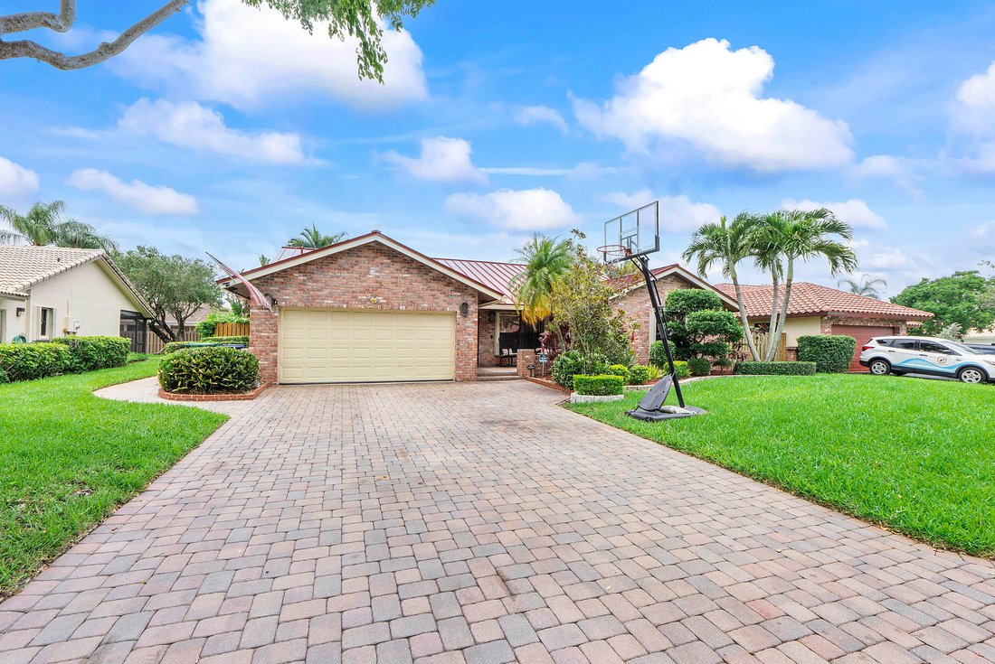 House in Coral Springs, Florida, United States 3 - 18330247