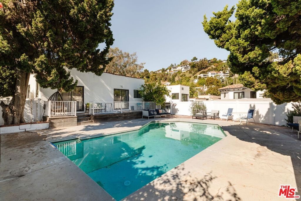 Los Angeles, California, United States 1 - 18327163