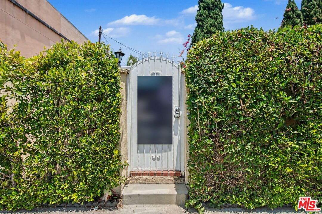 Los Angeles, California, United States 1 - 18331700