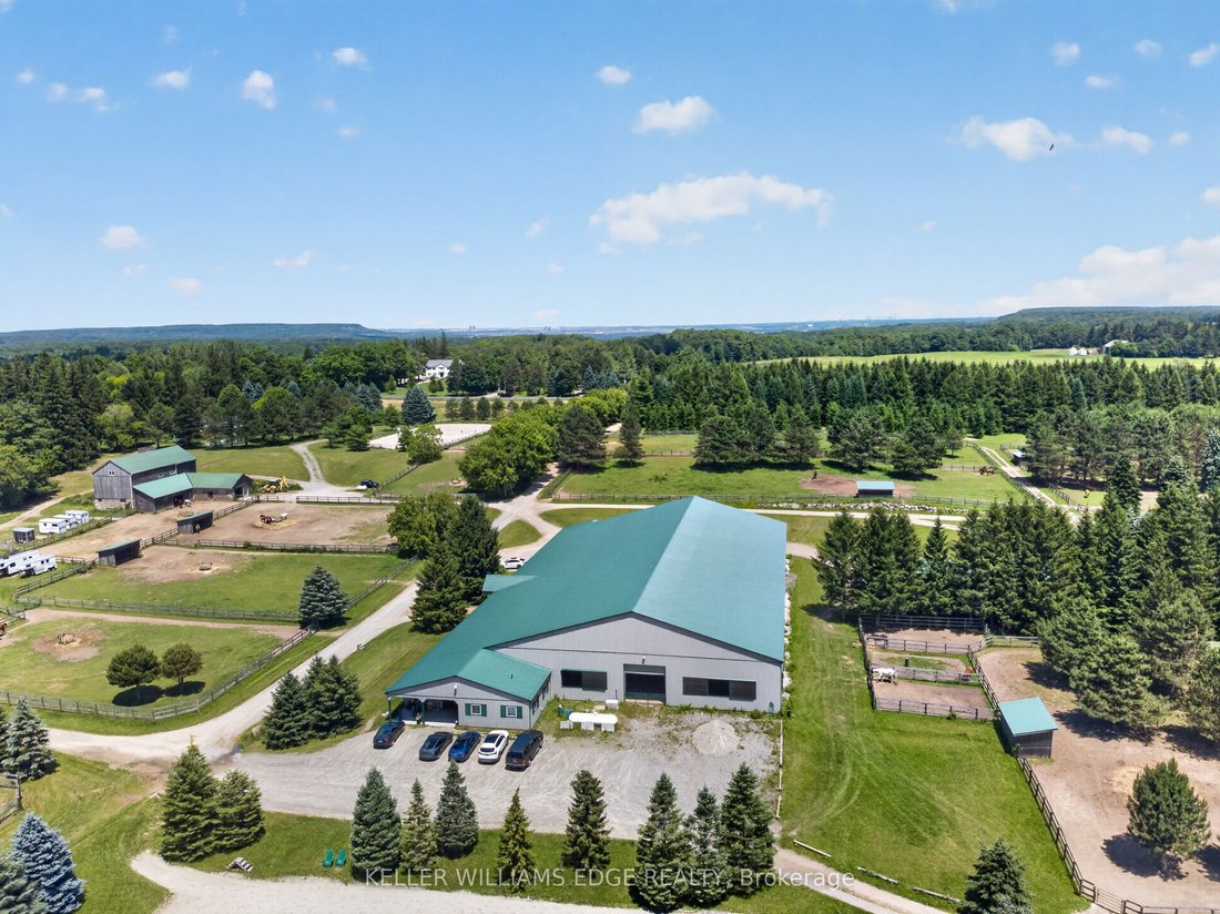 Corps de ferme à Hamilton, Ontario, Canada 1 - 18330287