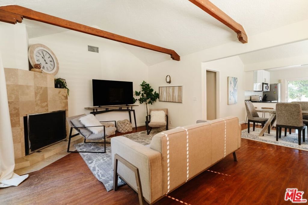 Los Angeles, California, United States 5 - 18327163