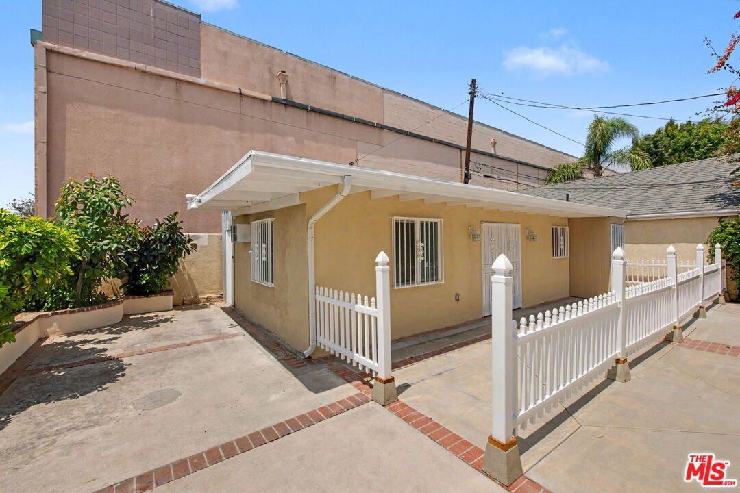 Los Angeles, California, United States 2 - 18331700