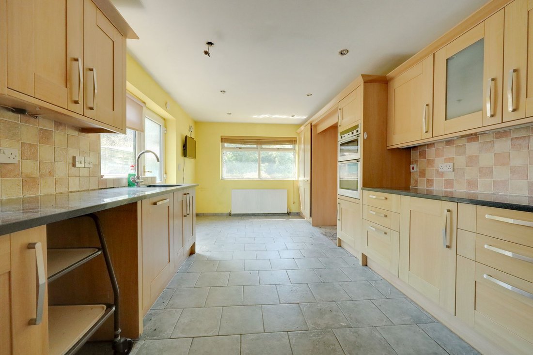 Bungalow in Burgess Hill, England 3 - 18328051