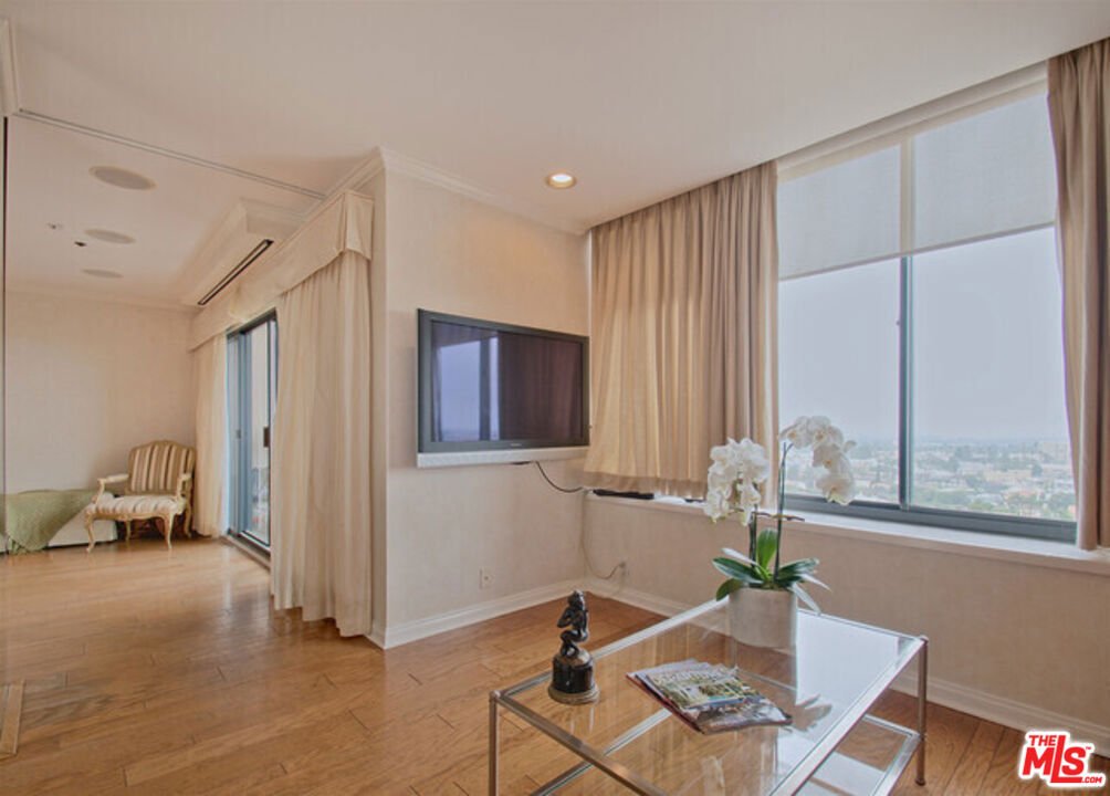 Condo in Los Angeles, California, United States 4 - 18329629