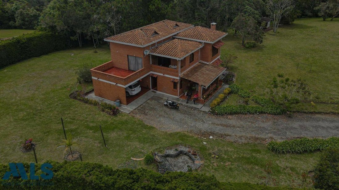 House in Santa Elena, Medellin, Colombia 1 - 18327359