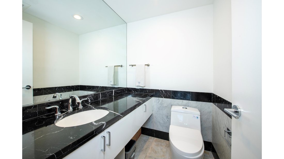 New York, New York, United States 5 - 18331706