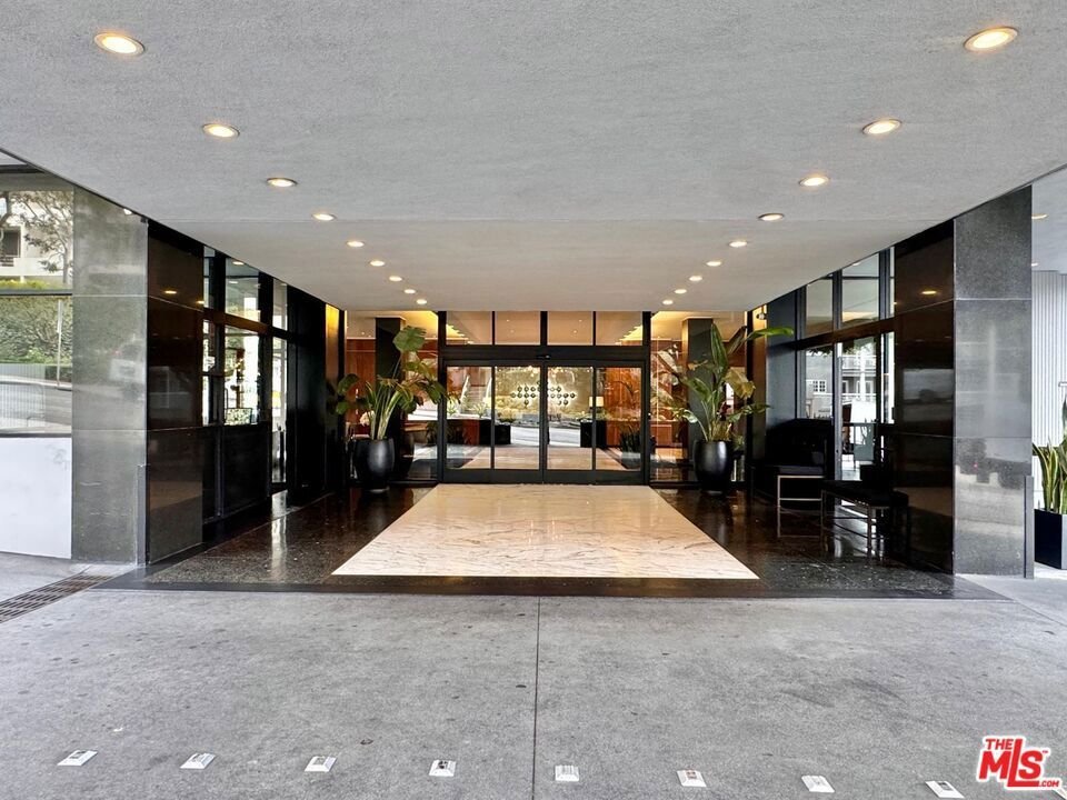 Condo in Los Angeles, California, United States 5 - 18329627