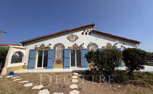 Villa in Saint-Laurent-du-Var, Provence-Alpes-Côte d'Azur, France 1