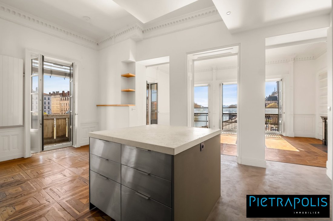 Apartment in Champvert-Point du Jour-Saint Irénée, Lyon 5e Arrondissement, Lyon 1 - 18332282