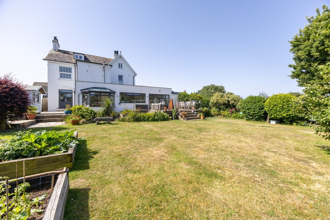 House in United Kingdom 3 - 18329317