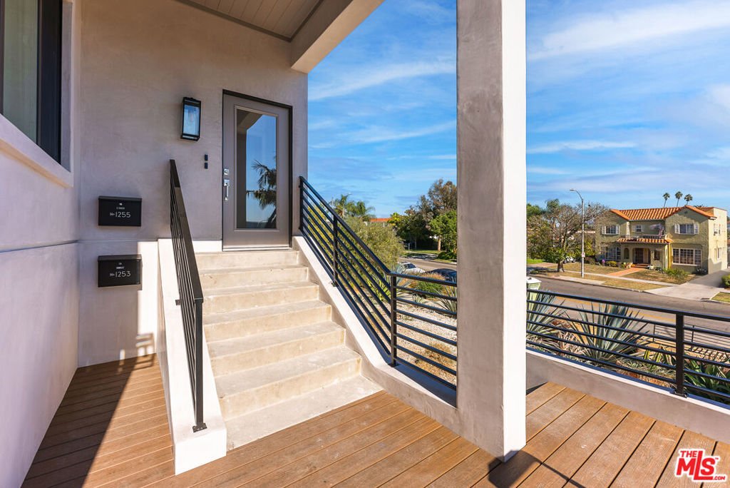 Los Angeles, California, United States 3 - 18332653