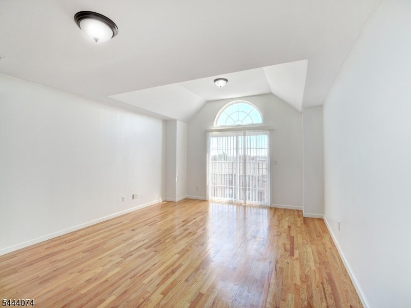 Newark, New Jersey, United States 5 - 18333468