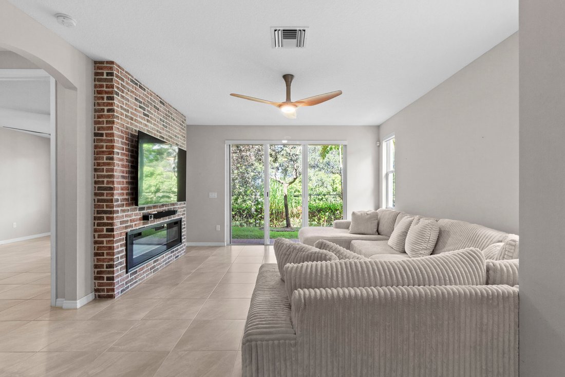 Davie, Florida, United States 1 - 18333680