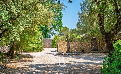 Estate in Périphérie Centre, Saint-Maximin-la-Sainte-Baume, France 1