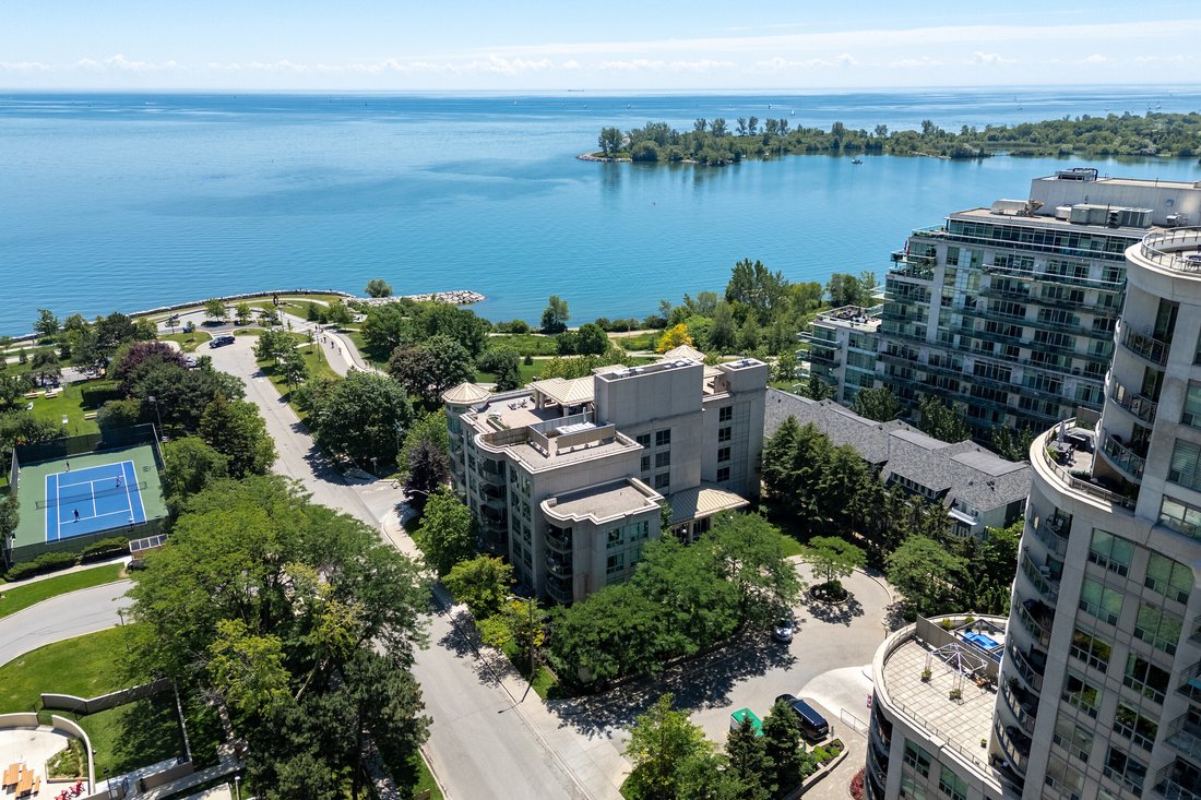 Condo in Toronto, Ontario, Canada 3 - 18334472
